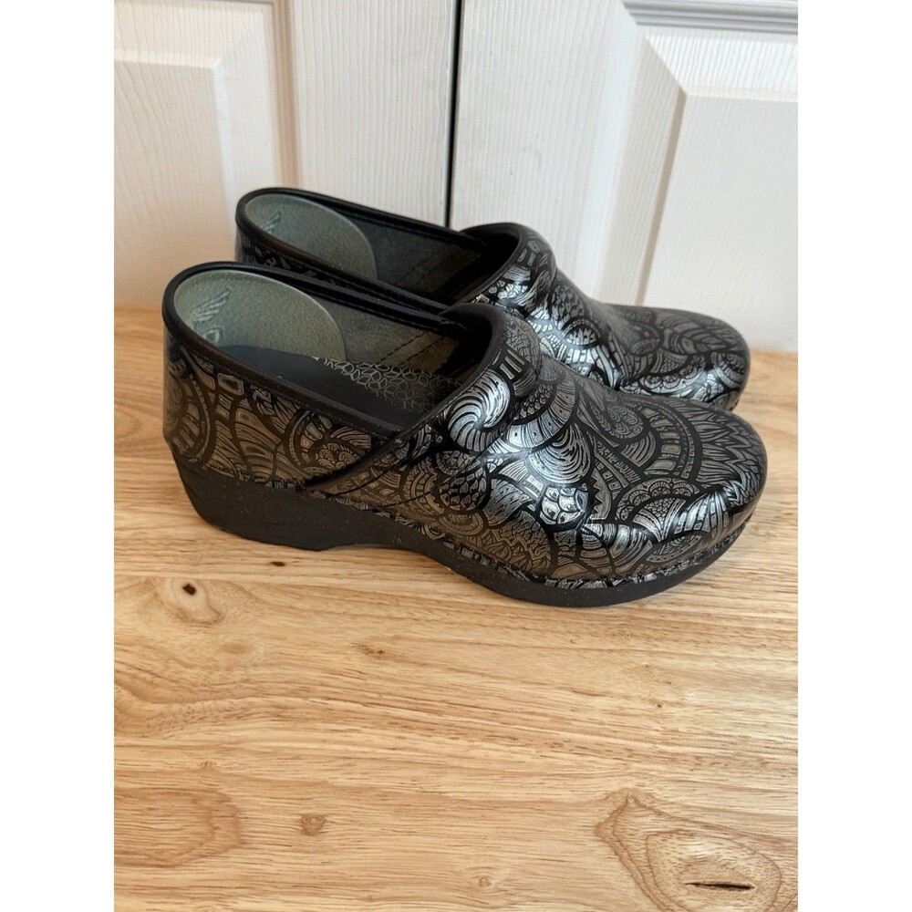 Dansko XP 2.0 Women's Silver Black Paisley Patent Leather Clogs Professional 7.5